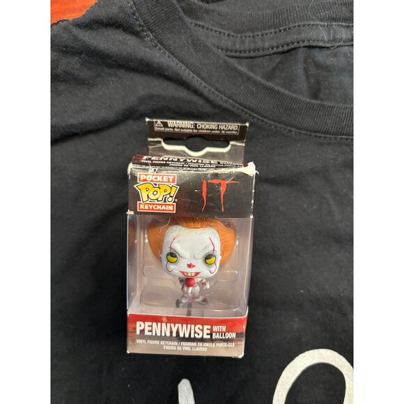 IT shirt and pennywise keychain - Picture 2 of 2